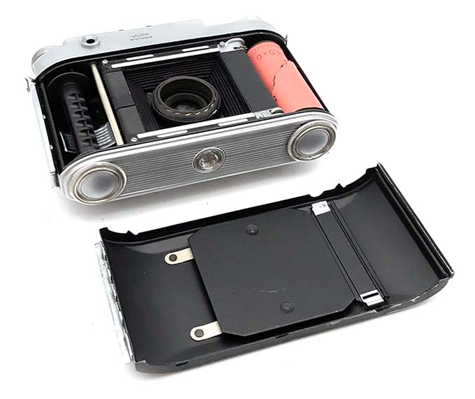 KMZ ISKRA フィルムカメラ　旧ソ連製 動作未確認 ISKRA Soviet KMZ Agfa copy 6x6 medium format camera with Industar